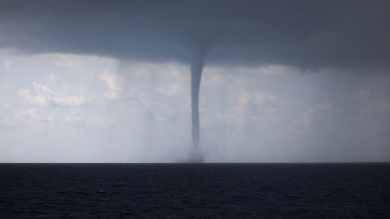 Il livello dell'acqua si forma durante una tempesta nel Mar Mediterraneo il 1° ottobre 2018. REUTERS/Alkis Konstantinidis