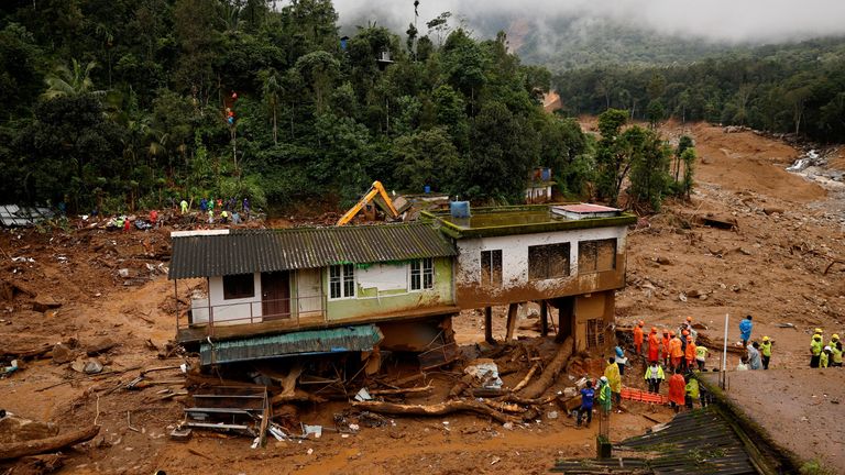 Search operations continue after landslides hit Mundakkai village in Wayanad district in the southern state of Kerala, India, August 1, 2024. REUTERS/Francis Mascarenhas TPX IMAGES OF THE DAY