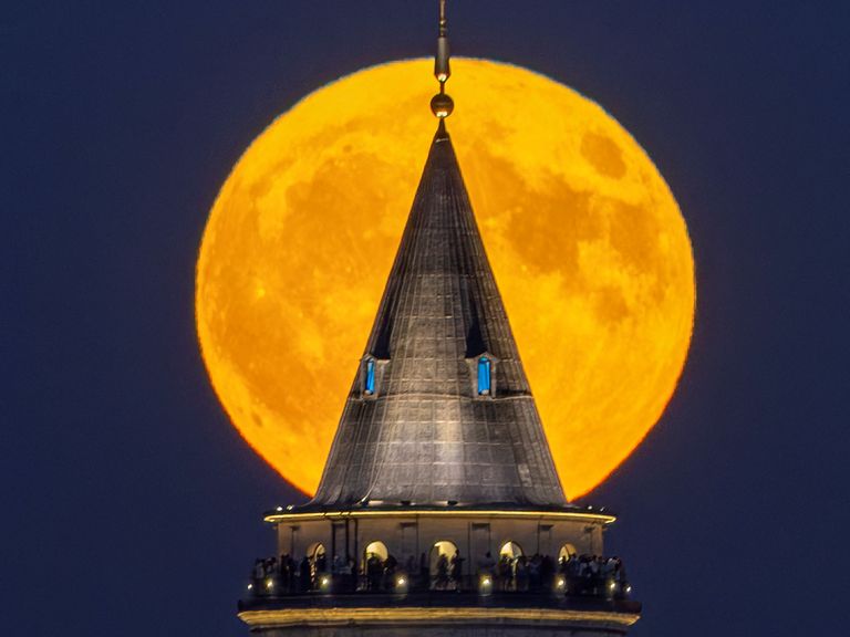 La luna aparece sobre la histórica Torre de Gálata en Estambul. Foto: Reuters