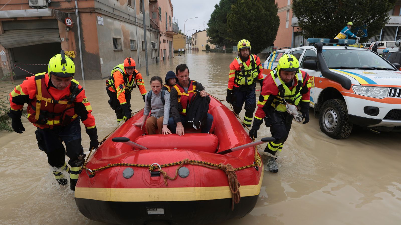 Hundreds flee homes in northern Italy as deadly floods hit central ...