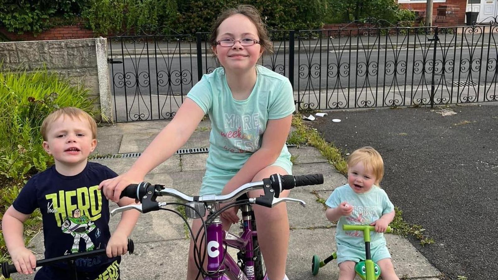 Но когато беше на 10 години Рена развила рядка мозъчна