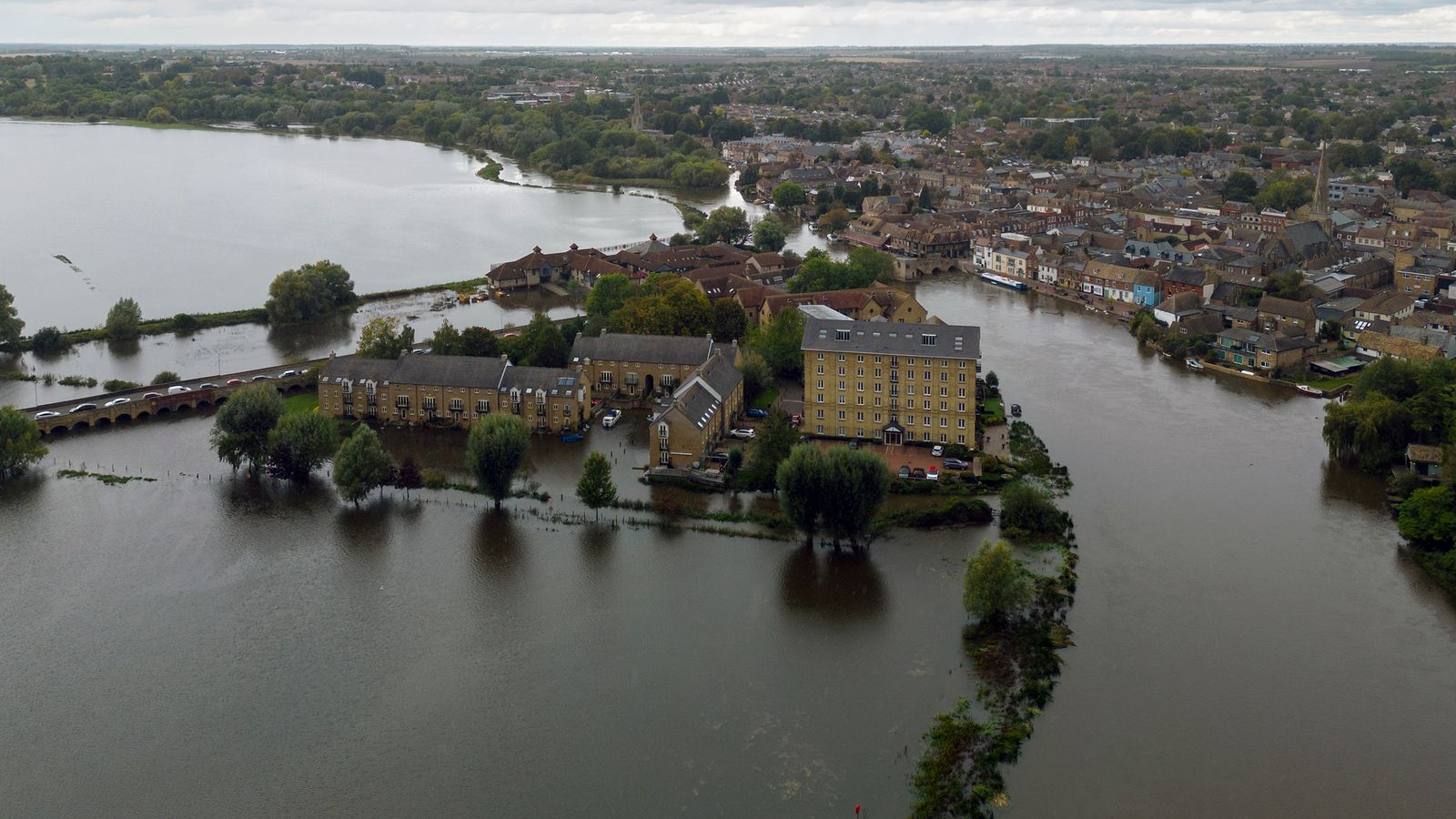 UK weather: Amber warning for heavy rain issued by Met Office - with 'rivers continuing to rise'