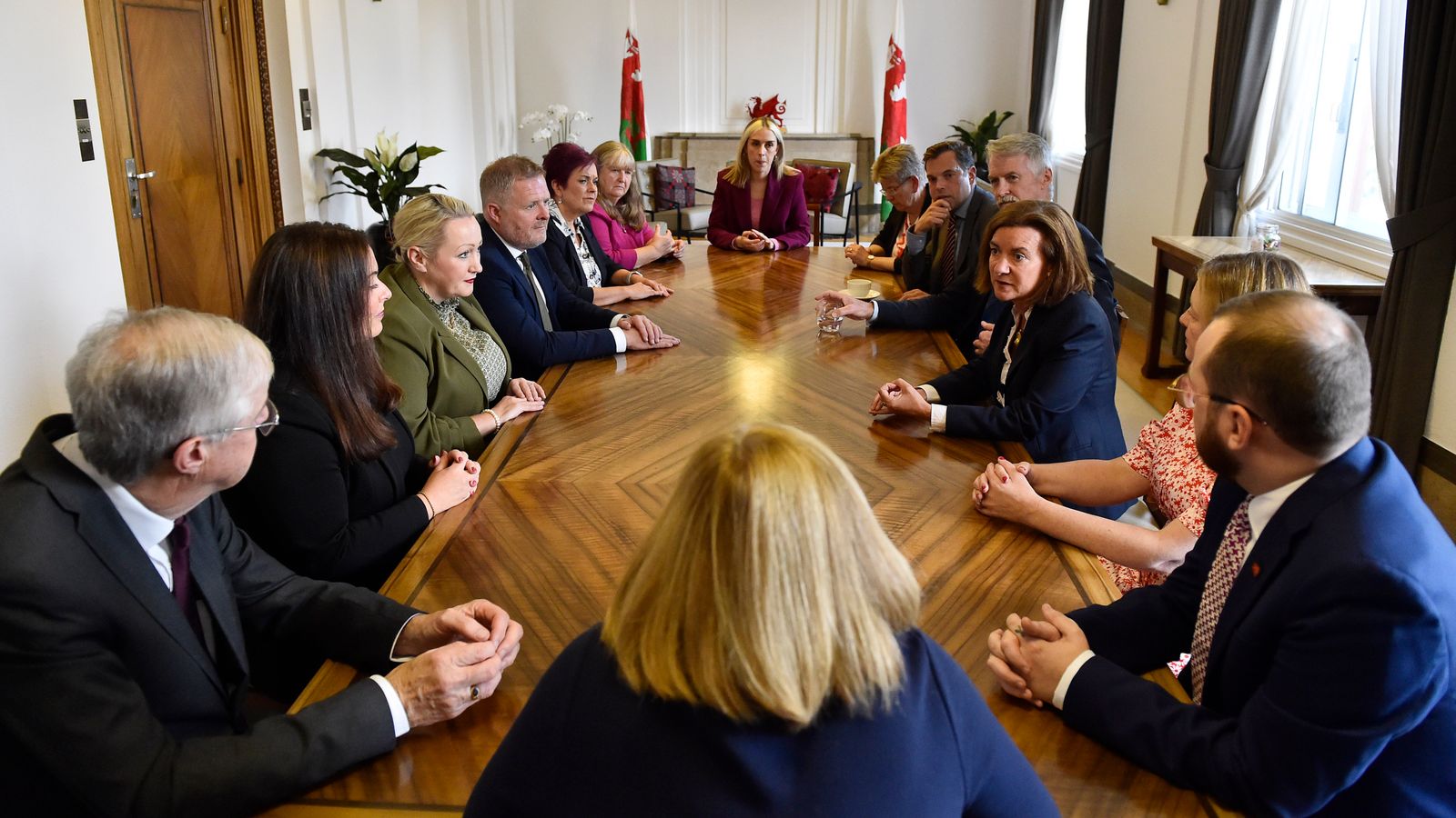 La primera ministra de Gales, Eluned Morgan, anuncia su gabinete y Mark Drakeford asume un nuevo cargo