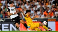 Soccer Football - LaLiga - Valencia v FC Barcelona - Estadio de Mestalla, Valencia, Spain - August 17, 2024 Valencia's Jesus Vazquez in action with FC Barcelona's Pau Cubarsi REUTERS/Pablo Morano