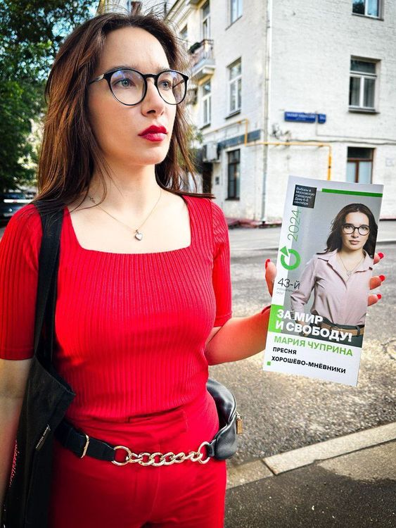 Maria Chuprina, from the Yabloko party, campaigning