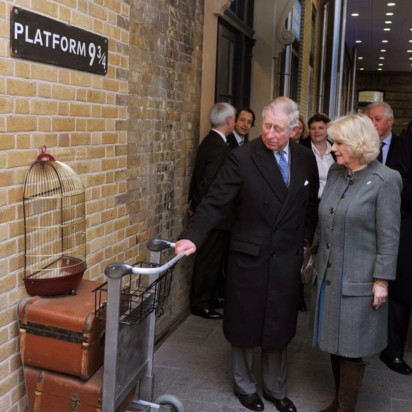 The King and Queen visit the Platform 9 3/4 sign at King’s Cross in 2013. Pic: PA eiqrqiquhidqzinv