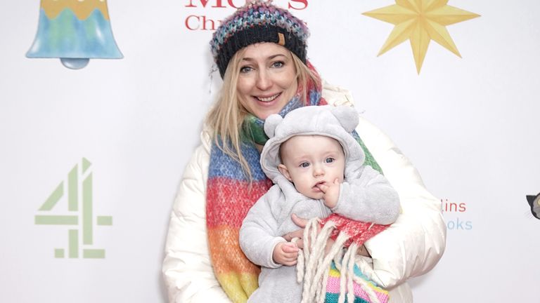 Ali Bastian con sus dos hijas, Isla e Izzy. Foto: PA