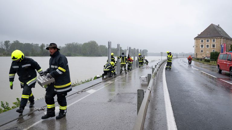 Rakúski hasiči pri pokračujúcich silných dažďoch pristavili pozdĺž Dunaja oporný múr. Obrázok: Reuters