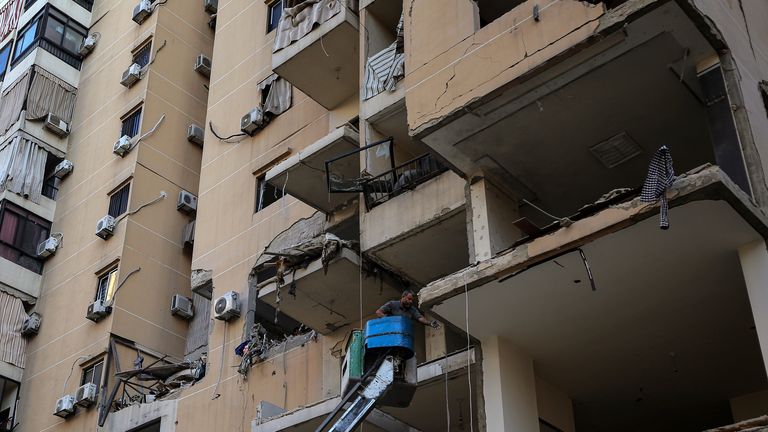 September 26, 2024, Lebanon, Beirut: A Lebanese civil defense worker clears rubble and rubble from an apartment in a building that was targeted by an Israeli airstrike in the southern suburbs of Beirut. The attack targeted a top pro-Iranian Hezbollah commander. Photo by: Marwan Naamani/picture-alliance/dpa/AP Images