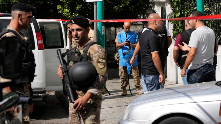 La policía acordona el área mientras el personal de seguridad y un especialista en explosivos investigan un dispositivo sospechoso en Beirut, el jueves 19 de septiembre de 2024. (Foto AP/Hassan Ammar)