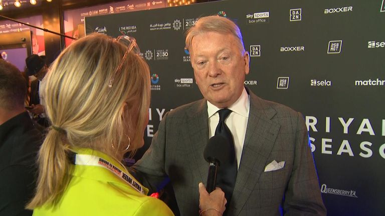 Promotor boksu Frank Warren rozmawia z Jacquie Beltrao