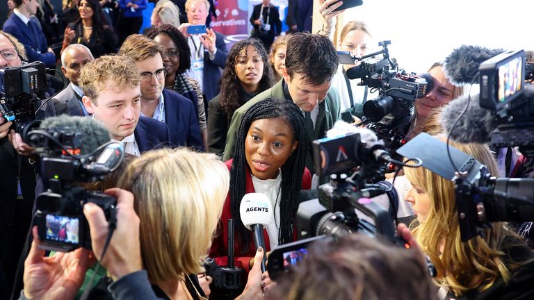 Kemi Badenoch snakker til media på Høyres konferanse. Foto: Reuters