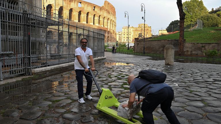 Funcionários do Parque Arqueológico do Coliseu trabalham para coletar fragmentos do Arco de Constantino caídos no chão após um raio atingi-lo durante uma tempestade em Roma, Itália, em 3 de setembro de 2024. REUTERS/Alberto Lingria