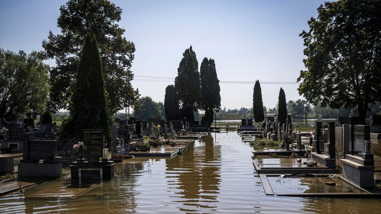 Un cimitero viene allagato il 18 settembre 2024, quando il fiume Odra straripa a Bohumin, nella regione di Ostrava, nella Repubblica Ceca. Foto/Wit Simanek (CTK tramite AP Images)