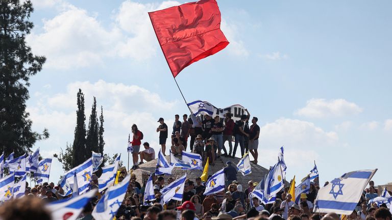 People attend a demonstration calling for the immediate return of hostages held in Gaza, amid the ongoing conflict between Israel and Hamas, outside Prime Minister office in Jerusalem September 1, 2024. REUTERS/Ronen Zvulun