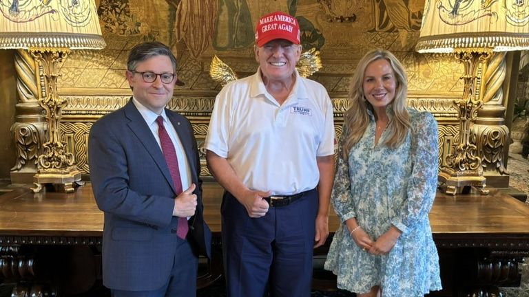 Donald Trump (centro) con el presidente de la Cámara, Mike Johnson, y su esposa Kelly. Foto: X/MikeJohnson 