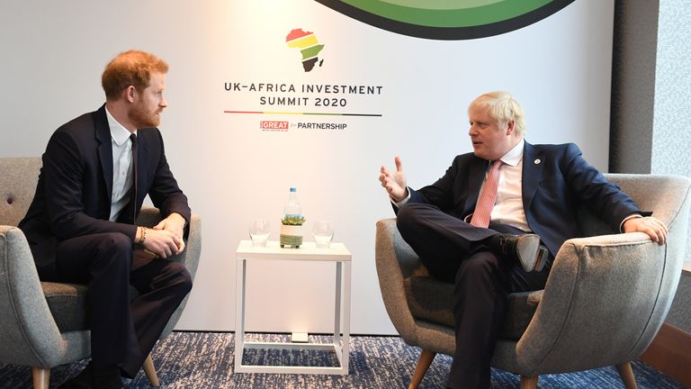 Sussex Dükü (solda) Başbakan Boris Johnson ile birlikte, 2020'de Intercontinental Hotel London'da Birleşik Krallık-Afrika Yatırım Zirvesi'ne katılırken