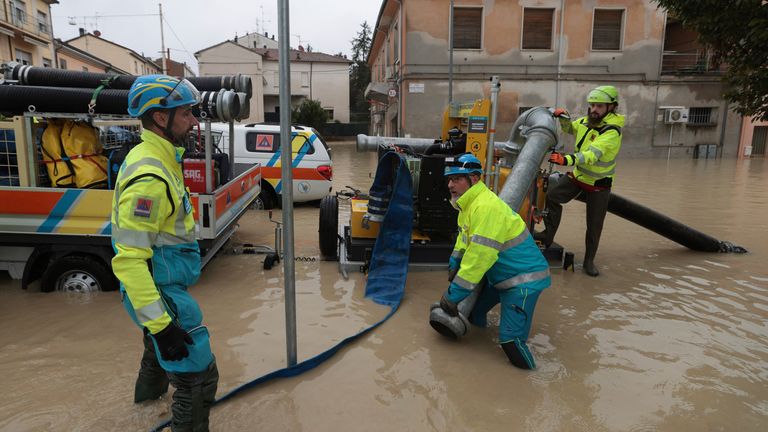 Giovedì 19 settembre 2024, i lavoratori tentano di evacuare l'acqua dopo l'alluvione a Fenza, in Emilia Romagna. (AP via Fabrizio Zani/LaPresse)