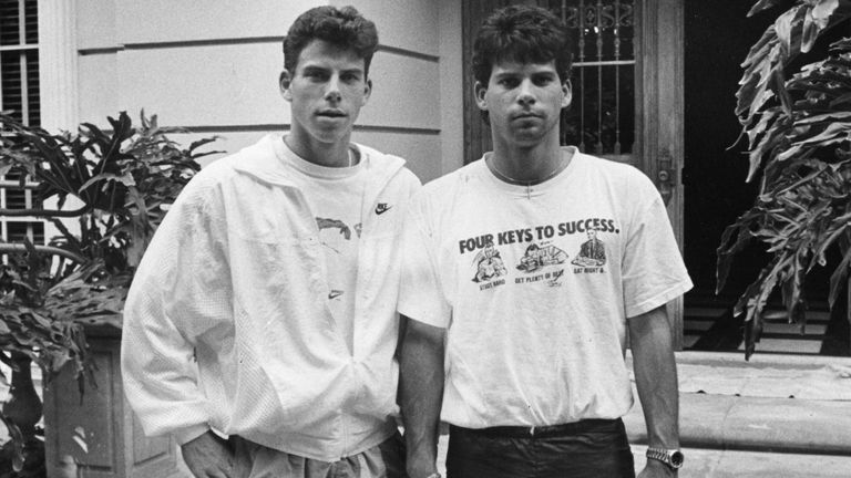 Erik Menendez (left) and his brother Lyle (right) in front of their house in Beverly Hills in November 1989. Image: Getty