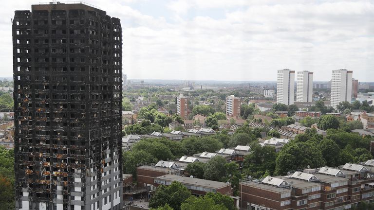 Grenfell Tower na zdjęciu kilka dni po niszczycielskim ogniu. PIC: AP