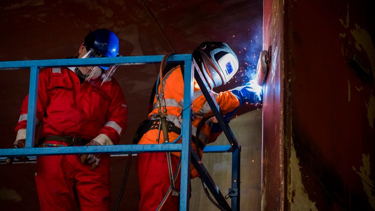 En Harland og Wolff-arbeider sveiser en anode til roret ved hjelp av MIG-teknikken mens arbeidere fra Harland og Wolff i Belfast begynner arbeidet med det første skipet som gjennomgikk renovering ved verftet etter overtakelsen av det London-baserte energiselskapet InfraStrata, som grep inn med en 6 millioner pund redningsavtale som redder verftet fra nedleggelse.