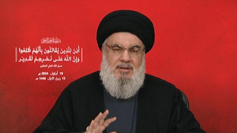 Il leader di Hezbollah Hassan Nasrallah tiene un discorso pubblico dopo l'esplosione di cercapersone e radio che ha ucciso almeno 37 persone e ferito migliaia di persone in tutto il Libano.