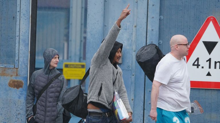 Ludzie widziani na zewnątrz więzienia HM Prison Liverpool. Oczekuje się, że około 1700 więźniów zostanie zwolnionych wcześniej w celu złagodzenia przeludnienia w więzieniach. Data zdjęcia: wtorek 10 września 2024 r. Zdjęcie PA. Zobacz artykuł PA POLITICS Prisons. Źródło zdjęcia powinno brzmieć: Peter Byrne/PA Wire