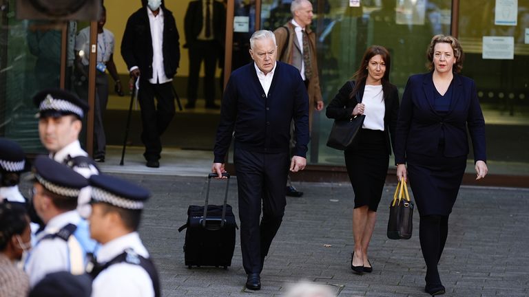 Huw Edwards opuszcza Sąd Magistracki Westminster. Fot.: PA