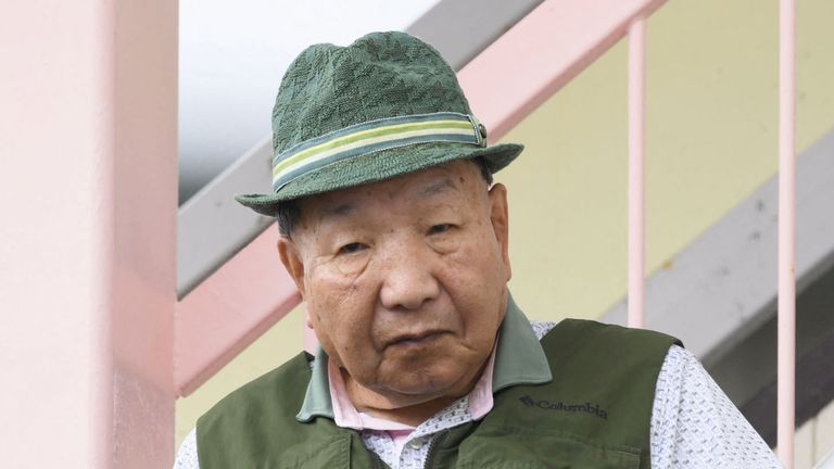 Iwao Hakamada, 88 vjeç, largohet nga shtëpia për shëtitjen e tij të përditshme në Hamamatsu, Japonia qendrore, 26 shtator 2024, 2024, në këtë foto të realizuar nga Kyodo. Krediti i detyrueshëm Kyodo/nëpërmjet REUTERS KUJDES REDAKTORËT - KJO IMAZH ËSHTË FURNIZUAR NGA NJË PALË E TRETË. KREDI E DETYRUAR. JAPONIA JASHTË. JO SHITJE TREGTARE OSE EDITORIale NË JAPONI. 