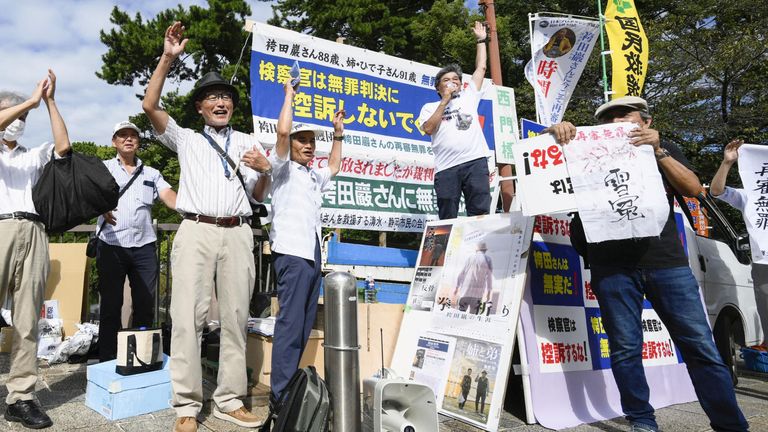 Supporters of Iwao Hakamada Iwcelebrate after the Shizuoka District Court acquitted the 88-year-old former professional boxer in a retrial decades after he was sentenced to death over a 1966 quadruple murder case, in Shizuoka, central Japan, September 26, 2024, 2024, in this photo taken by Kyodo. Mandatory credit Kyodo/via REUTERS ATTENTION EDITORS - THIS IMAGE WAS PROVIDED BY A THIRD PARTY. MANDATORY CREDIT. JAPAN OUT. NO COMMERCIAL OR EDITORIAL SALES IN JAPAN
