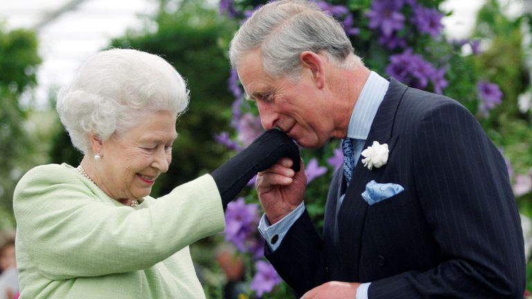 The King with his mother in 2009. Pic: PA