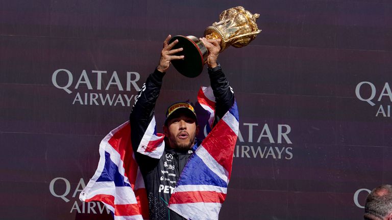 Mercedes' Lewis Hamilton feirer med trofeet på Silverstone Circuit, Northamptonshire. Fotodato: søndag 7. juli 2024. PA-foto. Se PA Story British AUTO. Bildekreditt bør lese: David Davies/PA Wire... RESTRIKSJONER: Bruk underlagt restriksjoner. Kun redaksjonell bruk, ingen kommersiell bruk uten forhåndssamtykke fra rettighetsinnehaveren.