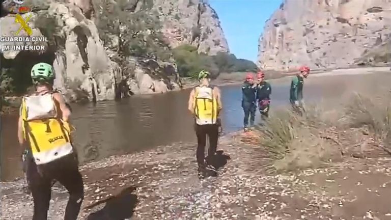Zespół poszukiwawczo-ratowniczy śmigłowca w wąwozie podczas poszukiwań Brytyjczyków zaginionych na Majorce / kanionie Majorki, gdzie wędrowali, w Torrent de Pareis. Kadr z filmu z 5 września 2024 r. z Guardia Civil