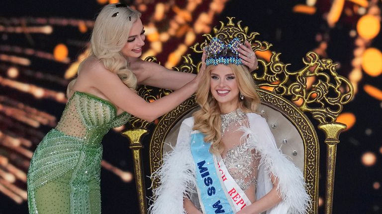 Karolina Bielawska of Poland, left, crowned her successor Krystyna Pyszkov.. of Czech Republic after she who won the 71st Miss World pageant in Mumbai, India, Saturday, Mar. 9, 2024. (AP Photo/Rajanish Kakade)