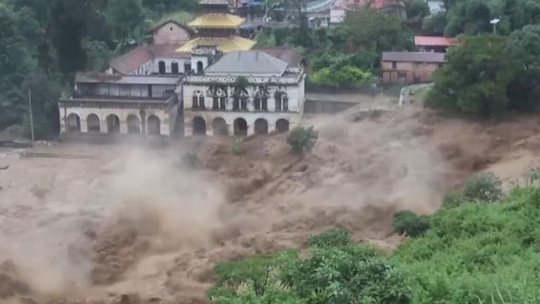 Fuertes inundaciones azotan Nepal