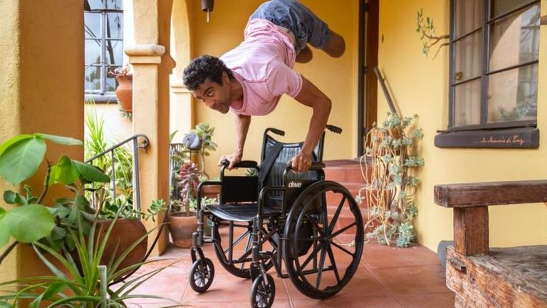 Ndefo continued to practice yoga after losing his legs in 2019. Image: GoFundMe/Susan Matranga