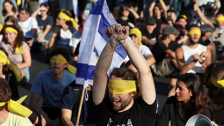 People attend a demonstration calling for the immediate return of hostages held in Gaza, amid the ongoing conflict between Israel and Hamas, outside Prime Minister office in Jerusalem September 1, 2024. REUTERS/Ronen Zvulun