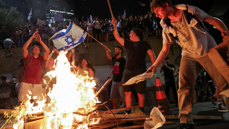 Demonstrators stand in front of a fire as protesters block a main road to show support for the hostages who were kidnapped during the deadly October 7 attack, amid the ongoing conflict in Gaza between Israel and Hamas, in Tel Aviv, Israel September 1, 2024. REUTERS/Florion Goga