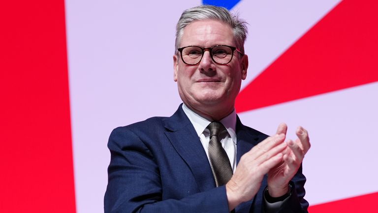 El primer ministro Sir Keir Starmer y la ministra de Hacienda Rachel Reeves aplauden durante la conferencia del Partido Laborista en Liverpool. Fecha de la fotografía: domingo 22 de septiembre de 2024.