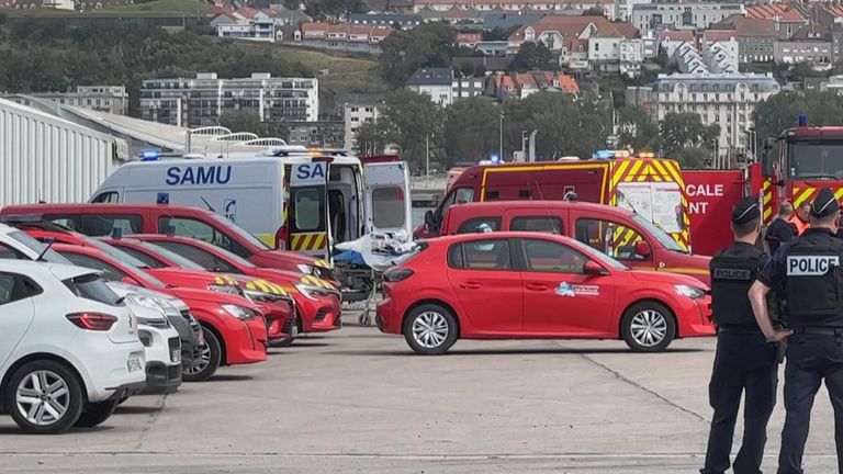 port Boulogne-sur-Mer, Pas-de-Calais, baza operacji ratunkowej po zatonięciu łodzi z migrantami na pokładzie u wybrzeży północnej Francji 