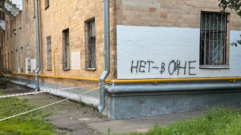 Graffiti reading 'no to war' in Moscow 