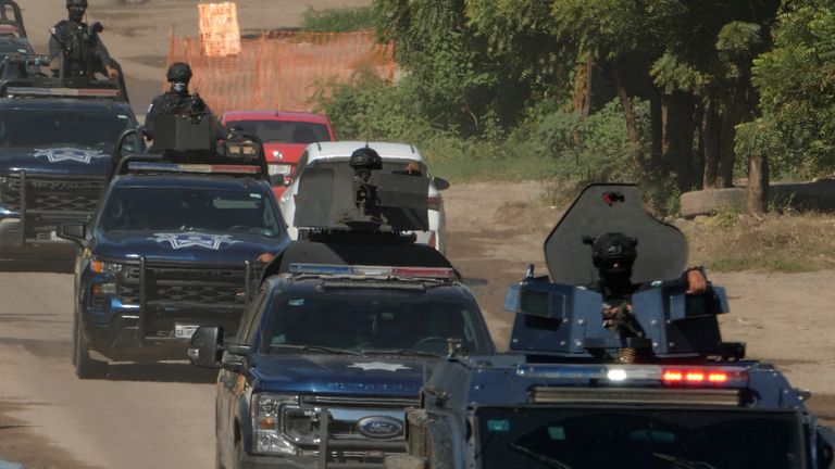 Een konvooi van gewapende staatspolitie in Culiacan, Sinaloa. Foto: Sky News