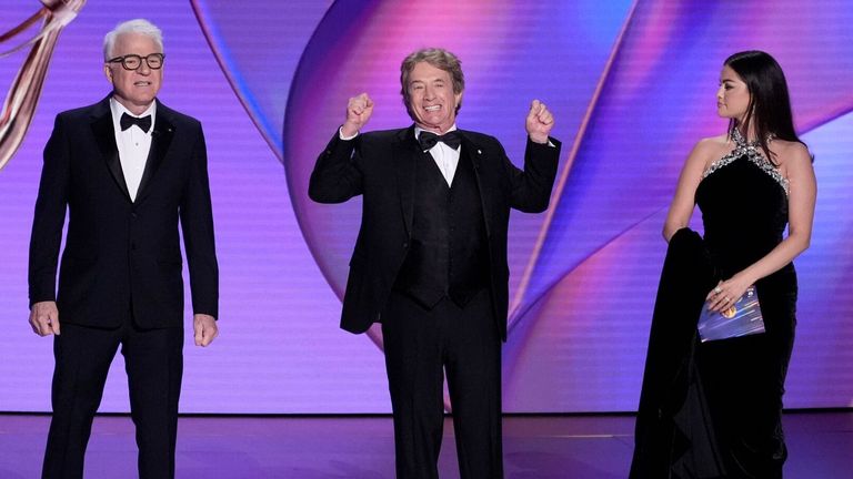 Steve Martin (od lewej), Martin Short i Selena Gomez wręczają nagrodę dla najlepszego aktora drugoplanowego w serialu komediowym podczas 76. gali rozdania nagród Primetime Emmy w niedzielę 15 września 2024 r. w Peacock Theater w Los Angeles. (AP Photo/Chris Pizzello)