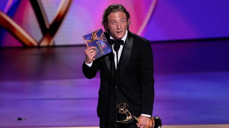 Jeremy Allen White odbiera nagrodę dla najlepszego aktora pierwszoplanowego w serialu komediowym "Niedźwiedź" Podczas 76. ceremonii rozdania nagród Primetime Emmy Awards w niedzielę 15 września 2024 r. w Peacock Theatre w Los Angeles. (AP Photo/Chris Pizzello)