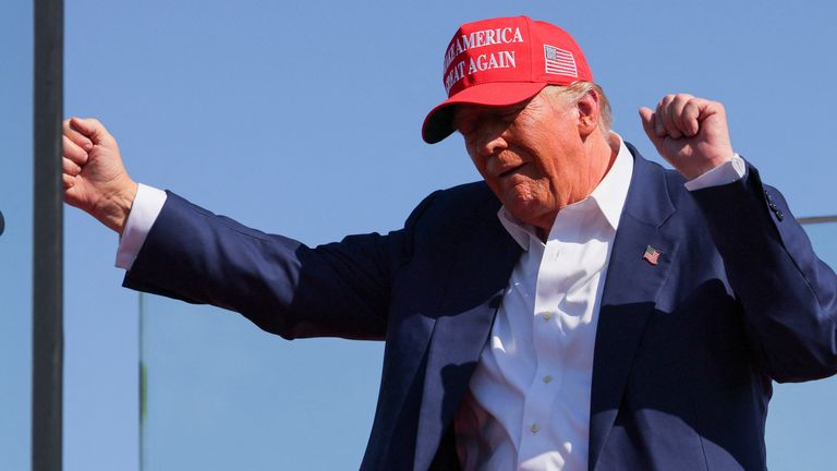 Calon presiden dari Partai Republik dan mantan Presiden AS Donald Trump memberi isyarat pada rapat umum kampanye di Wilmington, North Carolina, AS, 21 September 2024. REUTERS/Brian Snyder