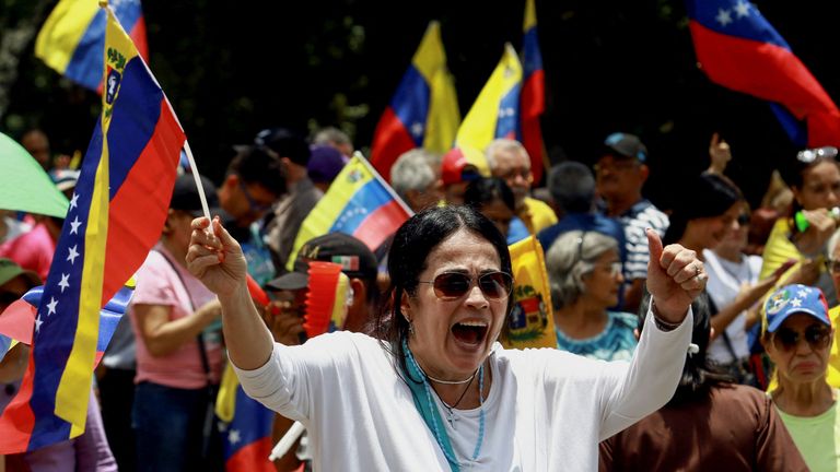 Supporters of Venezuelan opposition leader Maria Corina Machado protest against the election's results a month after the presidential election, in Valencia, Venezuela August 28, 2024. REUTERS/Juan Carlos Hernandez