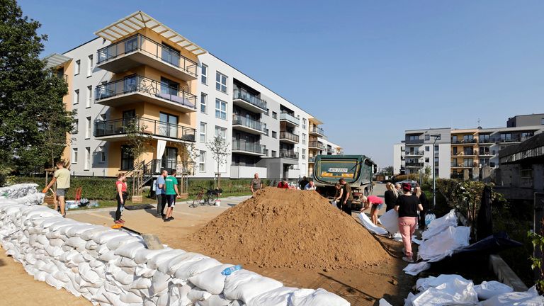 People work to secure buildings and streets with sandbags against flooding, in Wroclaw, Poland, September 18, 2024. Agencja Wyborcza.pl/Patryk Ogorzalek via REUTERS ATTENTION EDITORS - THIS IMAGE WAS PROVIDED BY A THIRD PARTY. POLAND OUT. NO COMMERCIAL OR EDITORIAL SALES IN POLAND.