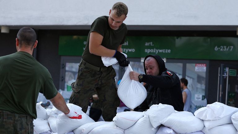 Soldiers secure buildings and streets against flooding of the Bystrzyca river with sandbags in Wroclaw, Poland, September 18, 2024. REUTERS/Kacper Pempel