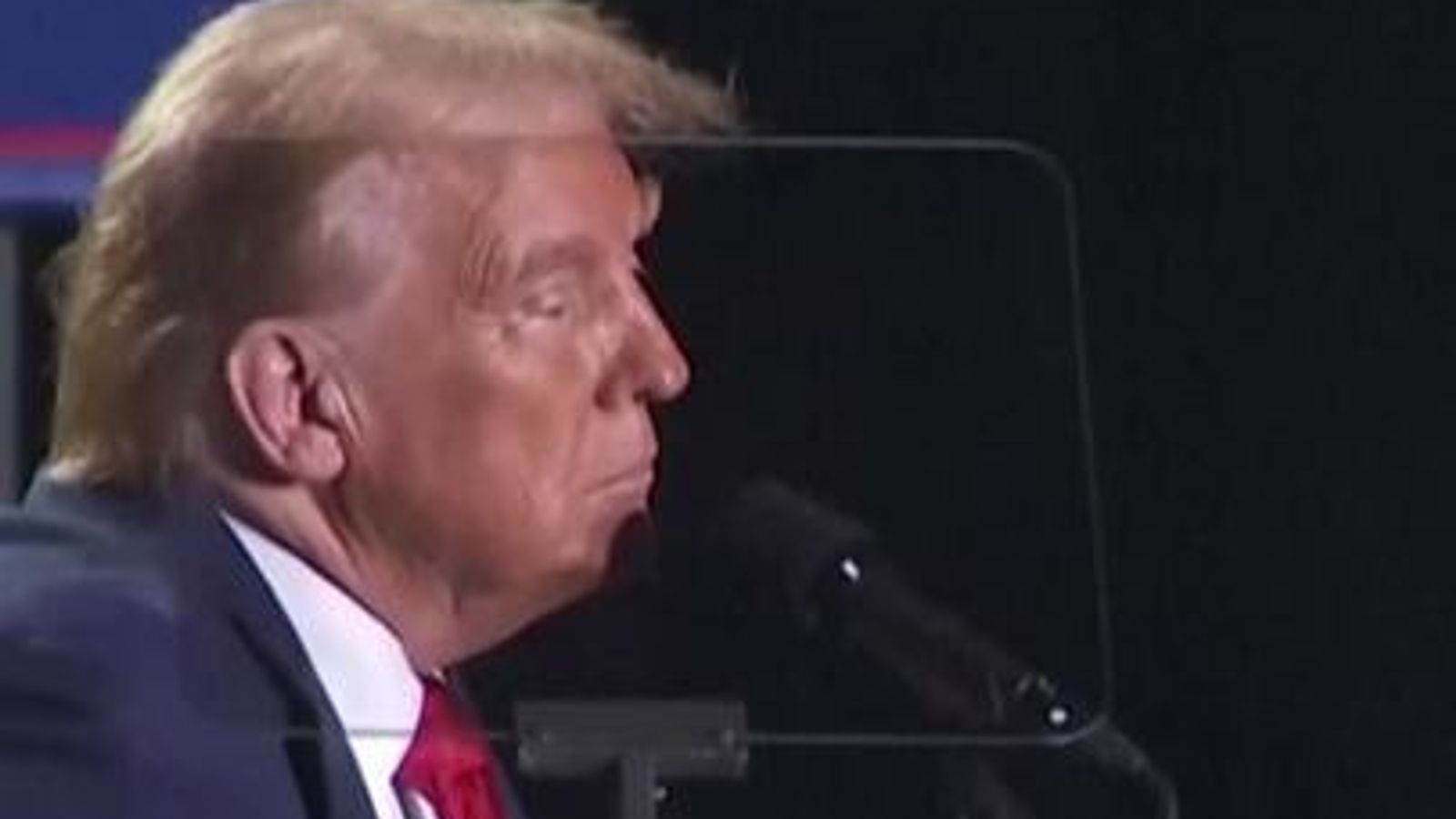 Donald Trump’s microphone cut out for nearly twenty minutes during
