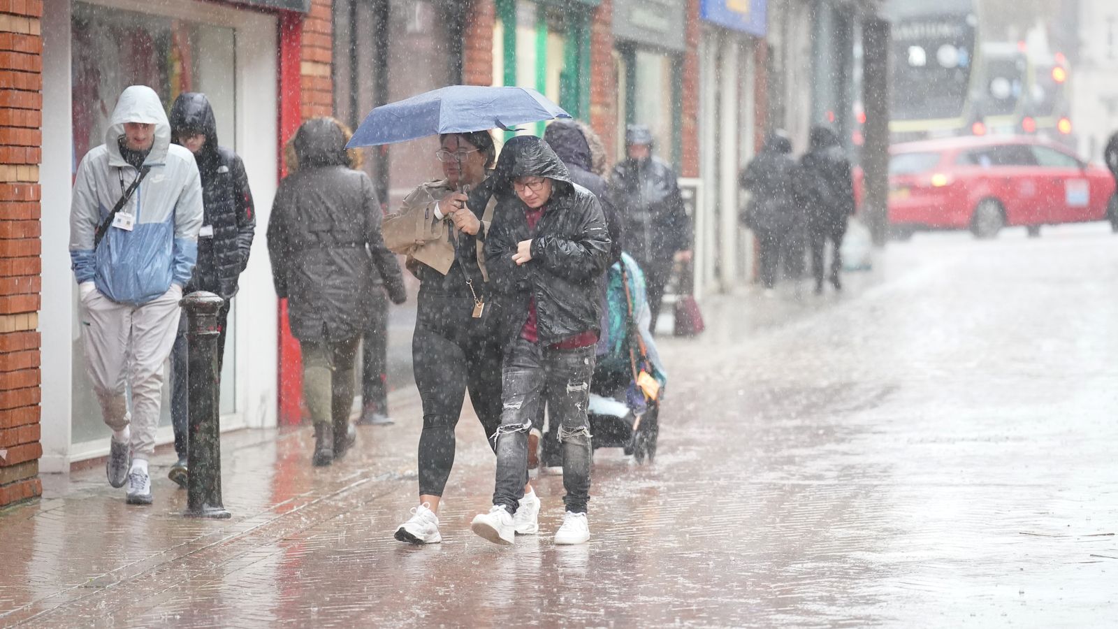 UK weather: Storm Ashley hits with winds of up to 80mph expected | UK ...